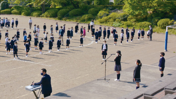 東京都町田市にある玉川学園小学部。朝会の様子。