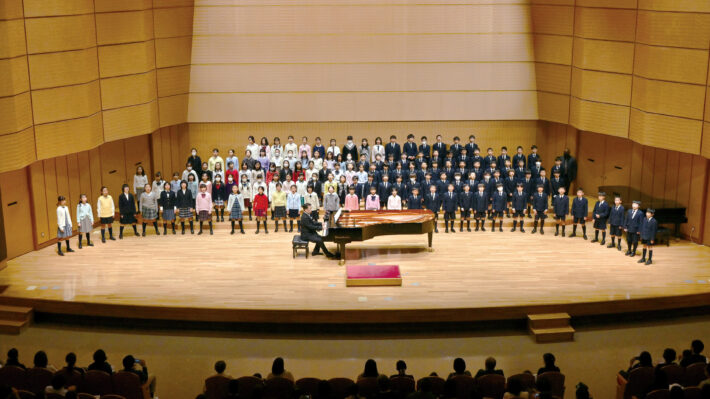 東京都町田市にある玉川学園小学部。音楽祭の様子。