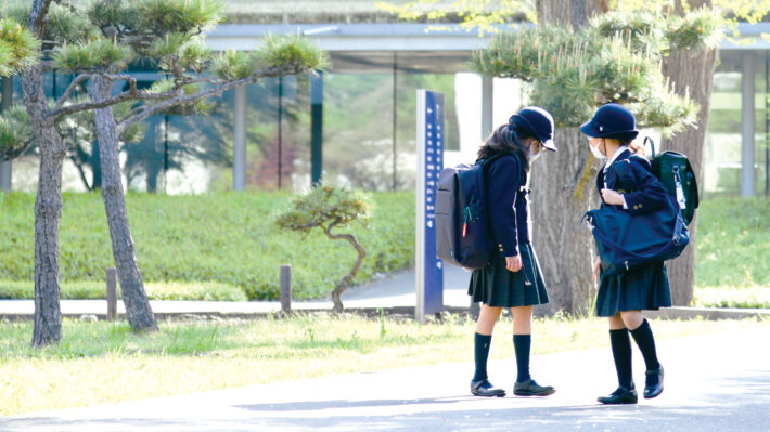 神奈川県相模原市にある相模女子大学小学部。登校の様子。