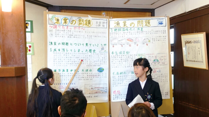 東京都東久留米市にある自由学園初等部。学びの発表会の様子。