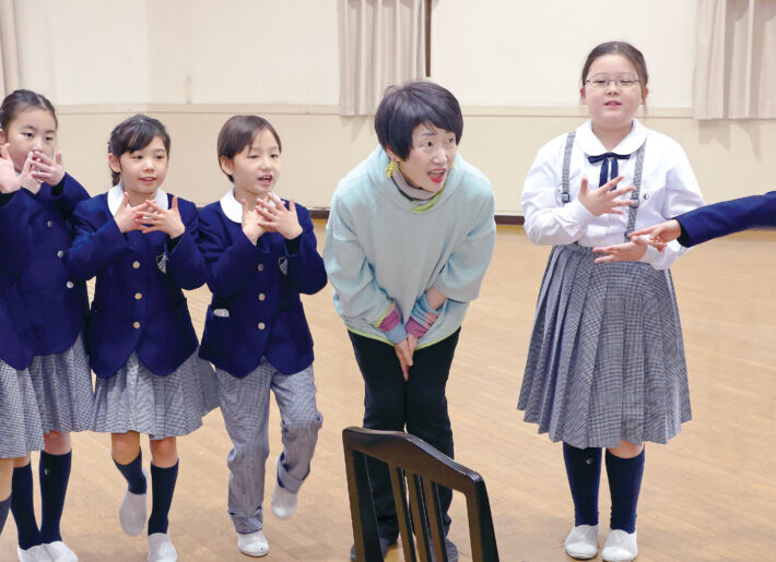 神奈川県大和市にある聖セシリア小学校。英語演劇の授業の様子。