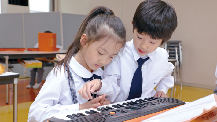 神奈川県大和市にある聖セシリア小学校。音楽の授業の様子。