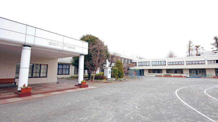 神奈川県大和市にある聖セシリア小学校。外観。
