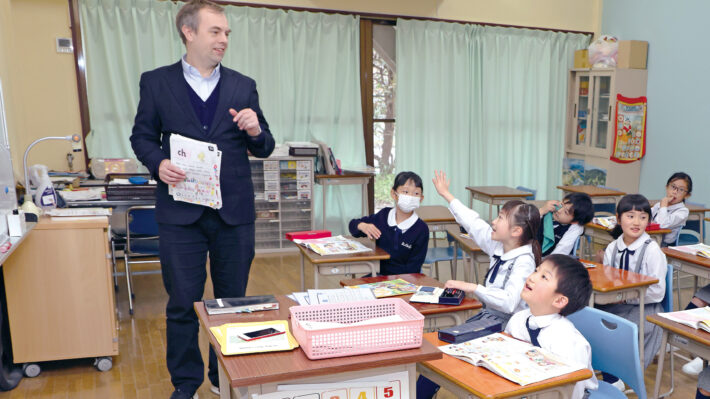 神奈川県大和市にある聖セシリア小学校。英語の授業の様子。