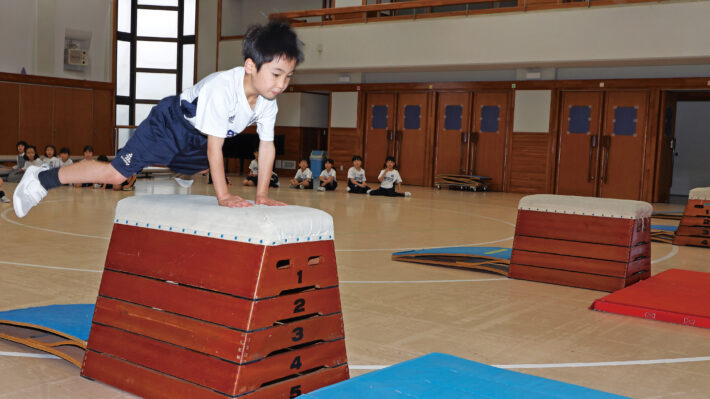 東京都町田市にある玉川学園小学部。体育の授業の様子。