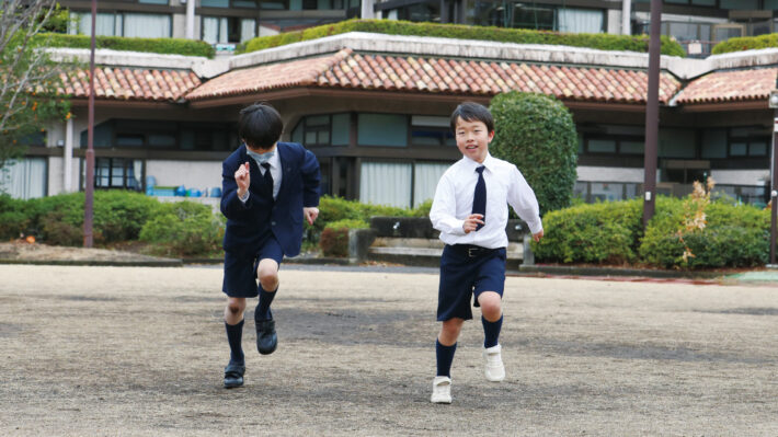 東京都町田市にある玉川学園小学部。昼休みの様子。