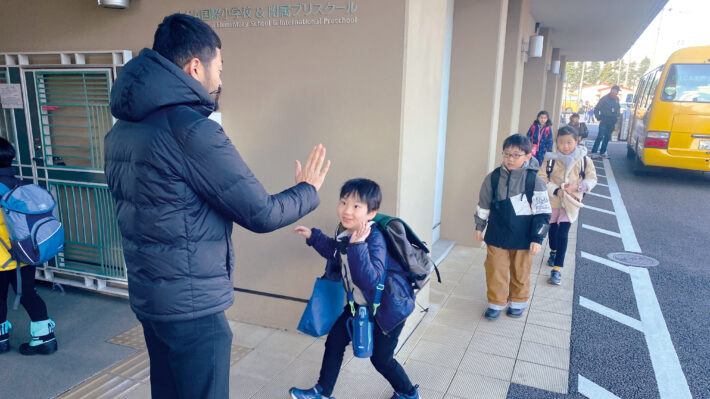 神奈川県相模原市にあるLCA国際小学校 。登校の様子。