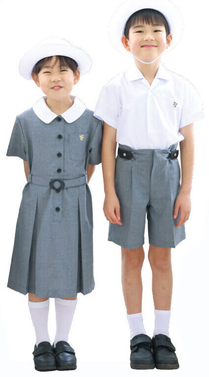 東京都世田谷区にあるドミニコ学園小学校。夏の制服。