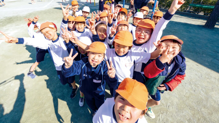 神奈川県藤沢市にある湘南学園小学校。校庭で遊ぶ子供たち