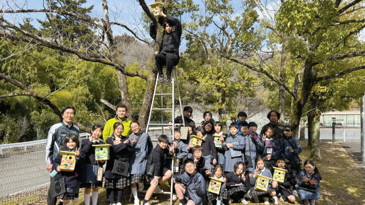 東京都あきる野市にある菅生学園初等学校。大学生との協働プロジェクトの様子