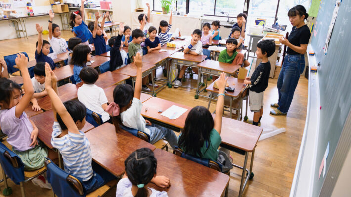 東京都町田市にある和光鶴川小学校。朝の会の様子