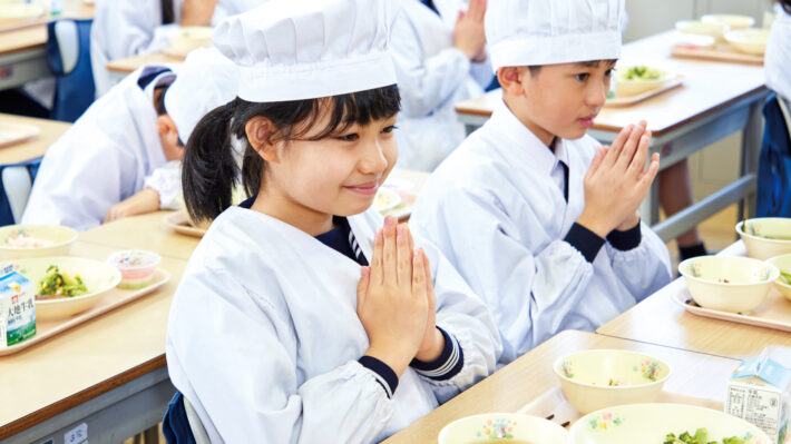 東京都中野区にある宝仙学園小学校。給食の様子。