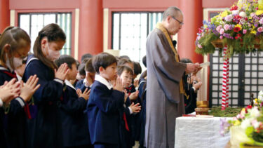 東京都中野区にある宝仙学園小学校。仏教行事の様子