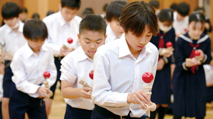 東京都中野区にある宝仙学園小学校。けん玉大会の様子