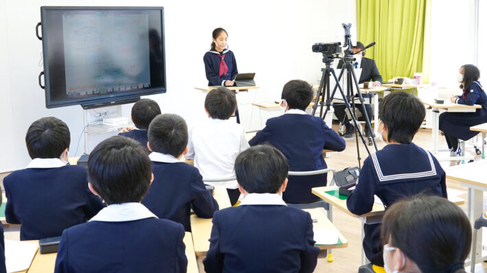 東京都中野区にある宝仙学園小学校。卒業研究の発表の様子。