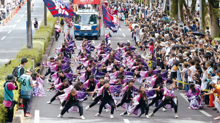 横浜市青葉区にある桐蔭学園小学校。ソーラン節を踊る様子。