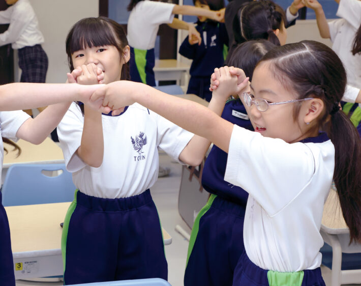 横は青葉区にある桐蔭学園小学校。音楽の授業の様子。