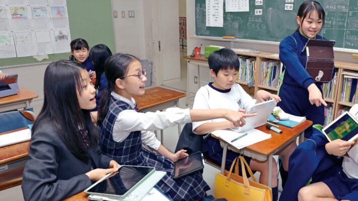 横浜市青葉区にある桐蔭学園小学校。国語の授業の様子。