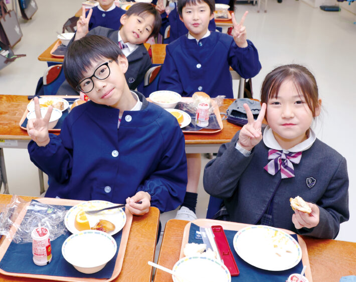 横浜市青葉区にある桐蔭学園小学校。給食の様子