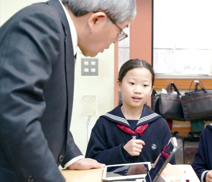 東京都中野区にある宝仙学園小学校。国語の授業の様子