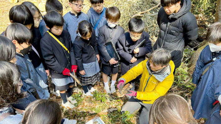 東京都あきる野市にある菅生学園初等学校。里山で生物調査をする様子