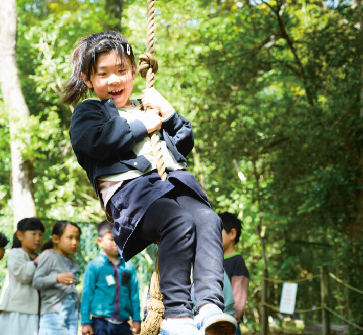 東京都町田市にある和光鶴川小学校。ターザンロープをする子どもたち