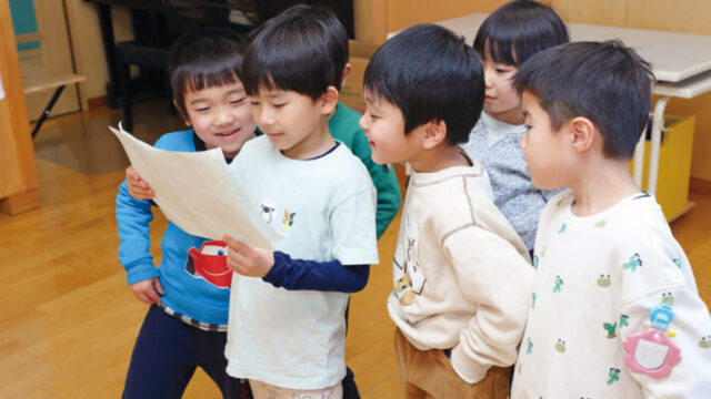 東京都町田市にある町田こばと幼稚園。発表する子どもたち