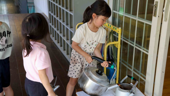 川崎市麻生区にある風の谷幼稚園。水汲みをする子どもたち