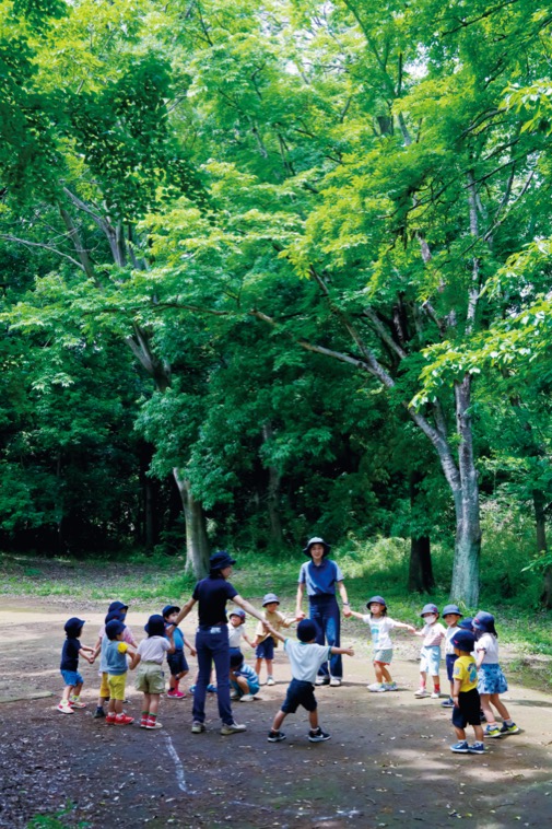 麻生区にある風の谷幼稚園の「えのき広場」で遊ぶ様子