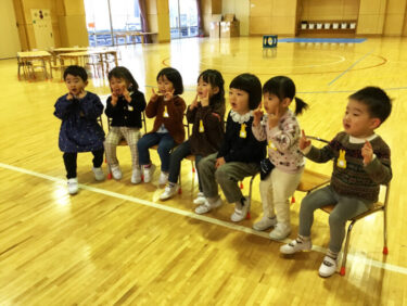 森村学園のプレ保育の手遊びの様子