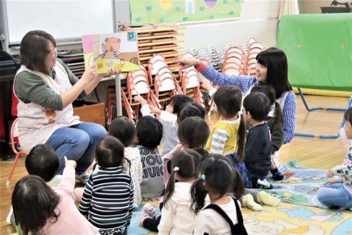 川崎市多摩区にある菅幼稚園の未就園児クラスの絵本の時間