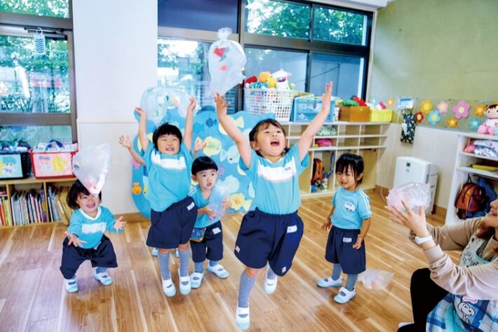 川崎市多摩区にある菅幼稚園の未就園児・満3歳児クラスの保育の様子