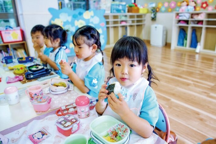 川崎市多摩区にある菅幼稚園の未就園児・満3歳児クラスのお弁当の時間