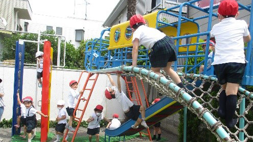 横浜市港北区にある日吉台光幼稚園の園庭