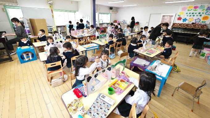 横浜市港北区にある日吉台幼稚園の園舎の中の様子