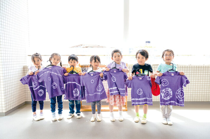 Tシャツの絞り染めにチャレンジする田園江田幼稚園の子どもたちの様子