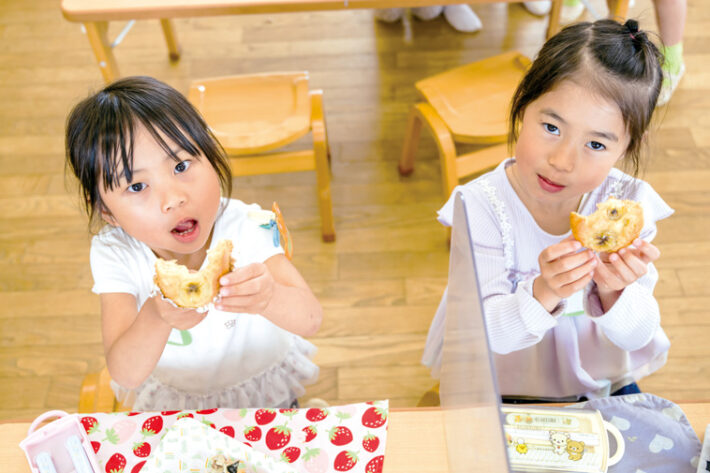 自分たちで育てた野菜を食べる田園江田幼稚園の園児たちの様子