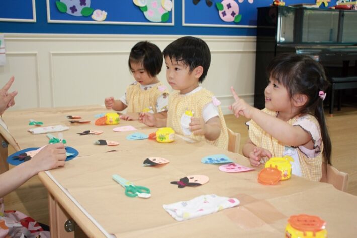 藤が丘幼稚園の満3歳児クラスでの制作の様子