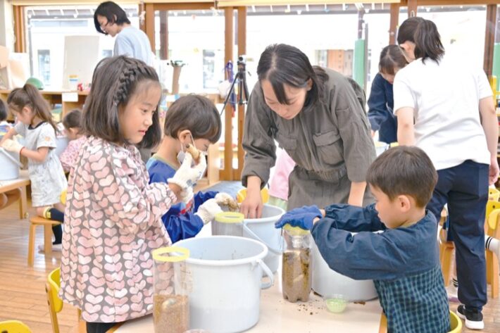 大学生と交流する玉川学園幼稚部の子どもたちの様子