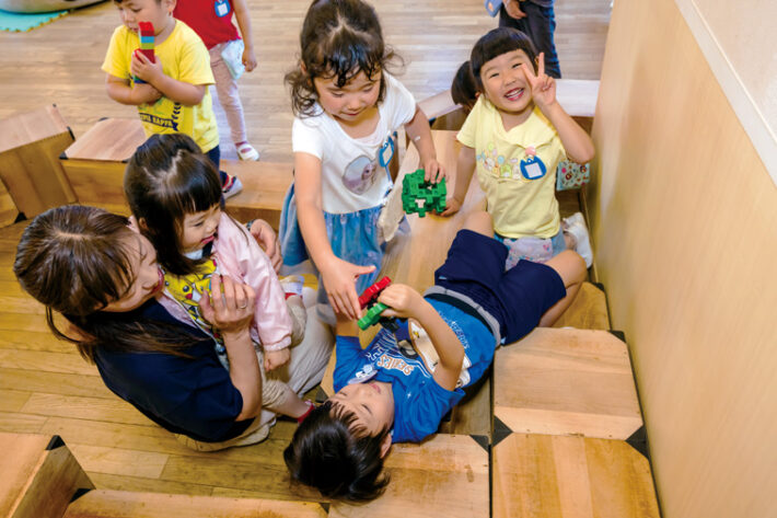 自由遊びを楽しむ田園江田幼稚園の子どもたち