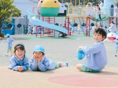 すぎの森幼稚園の広い園庭で遊ぶ子どもたちの様子