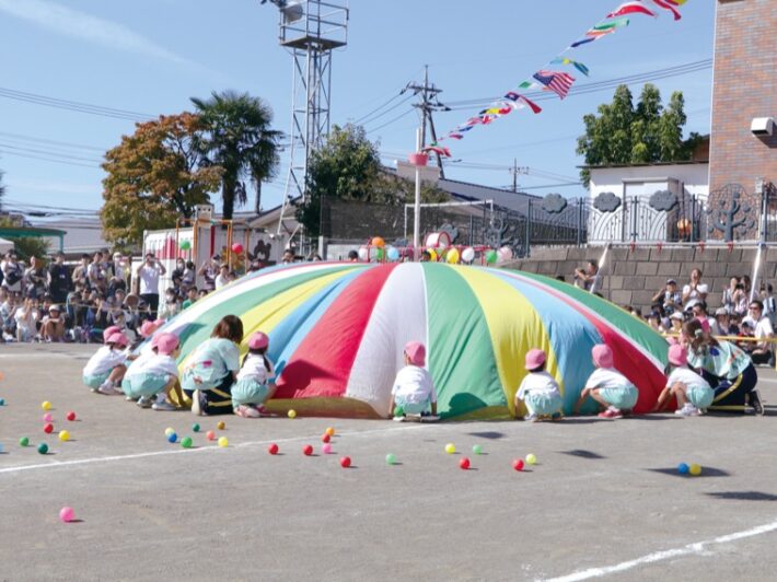 園庭で行われるすぎの森幼稚園の運動会の様子