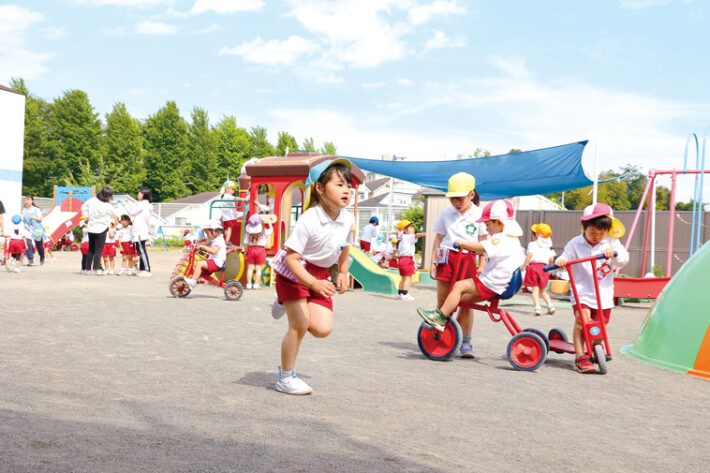 園庭で遊ぶ都筑ヶ丘幼稚園の子どもたちの様子