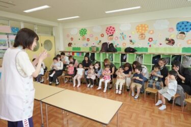 パパやママと手遊びを楽しむ藤が丘幼稚園の未就園児クラス・満3歳児クラスの様子