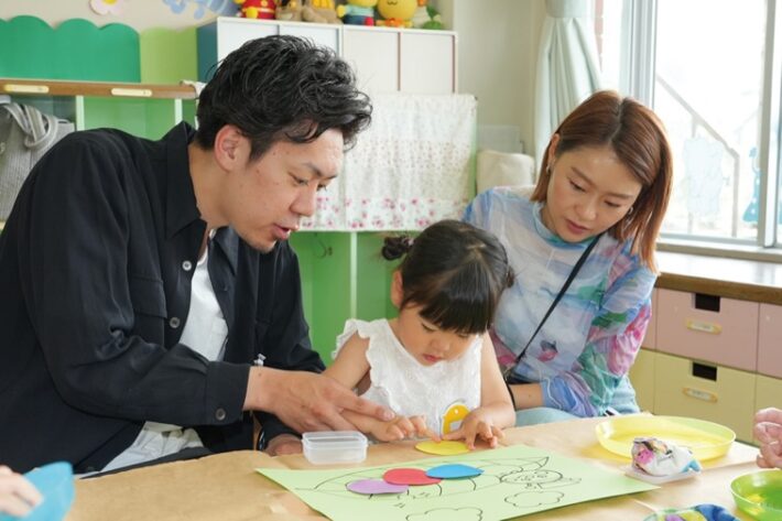 制作をする藤が丘幼稚園の未就園児クラスの様子