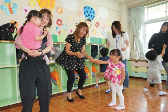 リトミックを楽しむ藤が丘幼稚園の未就園児クラスの様子