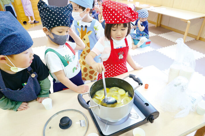 クッキングで食への興味を育むつどいの森もみの木こども園の子どもたちの様子