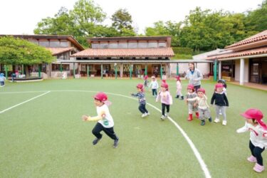 園庭で好きな遊びを楽しむ玉川学園幼稚部の子どもたちの様子