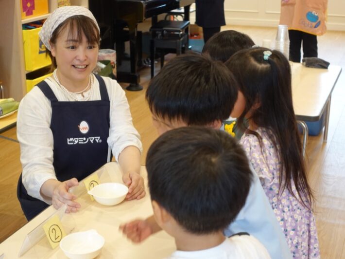 食育キャラバンでお砂糖当てクイズをする様子