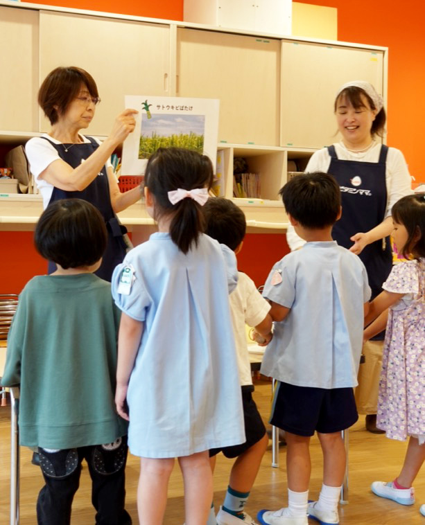 食育キャラバンでお砂糖の原料のサトウキビについて学ぶ園児たち